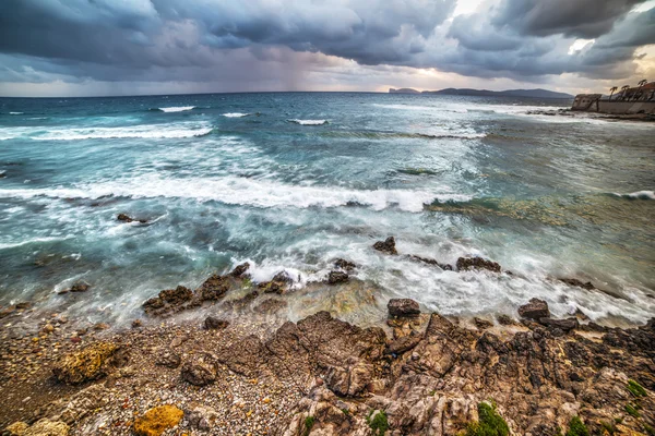 Côte d'Alghero sous un ciel dramatique — Photo