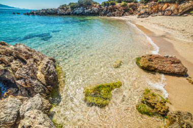 kayalar ve turkuaz su