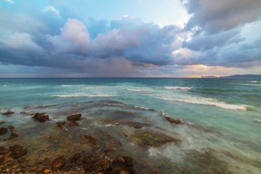 Capo Caccia üzerinde dramatik gökyüzü günbatımı