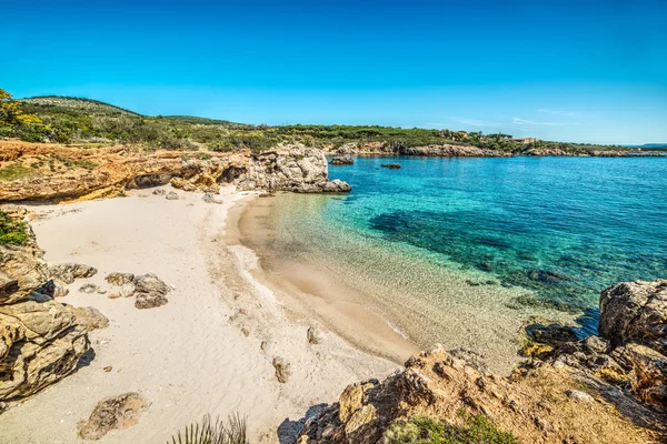 Голубое море в маленькой бухте на Сардинии — стоковое фото