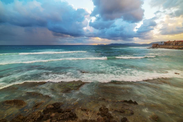 Vagues sous un ciel dramatique à Alghero — Photo