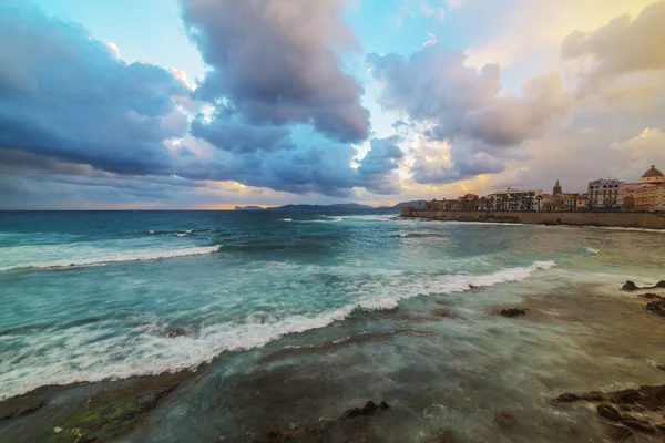 Nuages au-dessus d'Alghero au coucher du soleil — Photo