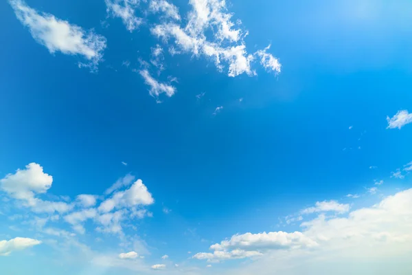 Голубой и белый облака — стоковое фото