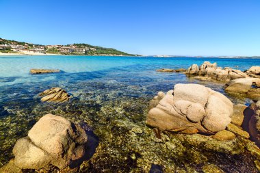 kayalar ve turkuaz su Cala Battistoni, Sardunya