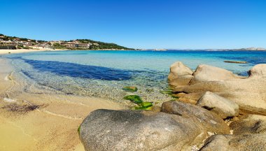 altın kum Cala Battistoni, Sardunya ve gri kaya