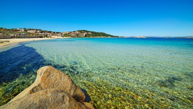 İtalya 'nın Cala Battistoni plajındaki kayalar