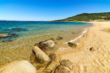 İtalya 'nın Cala dei Ginepri sahilinde kayalar ve kumlar