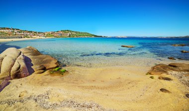 İtalya 'nın Cala Battistoni plajındaki kayalar