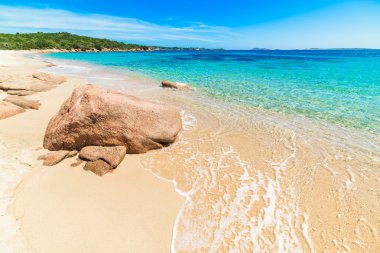 Liscia Ruja Beach, Sardunya kırmızı kaya