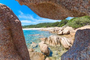 İtalya, Liscia Ruja plajında kayalar.