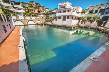 Açık bir günde, Sardunya iskelede Poltu Quatu