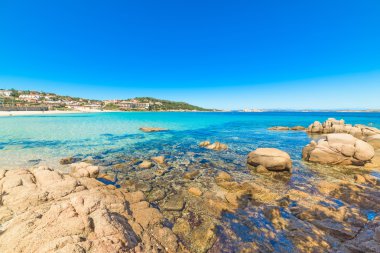Cala Battistoni açık bir günde, Sardunya