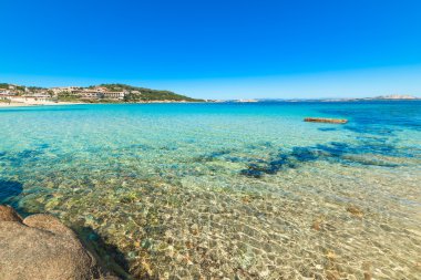 Cala Battistoni açık bir günde, Sardunya