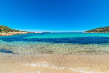 Cala Battistoni açık bir günde, Sardunya