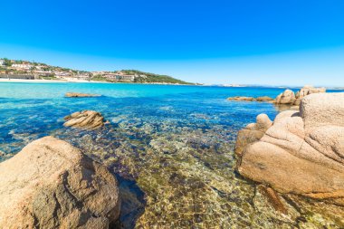 Cala Battistoni açık bir günde, Sardunya