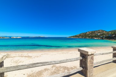 Cala Battistoni açık bir günde, Sardunya