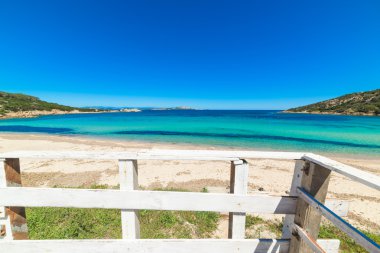 Cala Battistoni açık bir günde, Sardunya