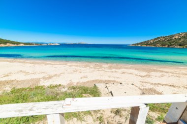 Cala Battistoni açık bir günde, Sardunya