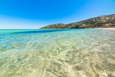 Cala Battistoni açık bir günde, Sardunya