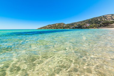 Cala Battistoni açık bir günde, Sardunya