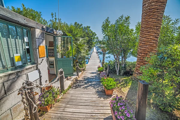 Strandpromenade in einem kleinen Hafen in Sardinen — Stockfoto