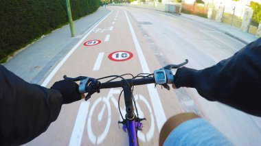 adam bir bisiklet şeritli Bisiklete binme 