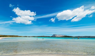 fotoğrafçı ve modeli bir fotoğraf oturumu sırasında