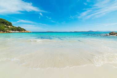 Capriccioli kıyıya beyaz kum