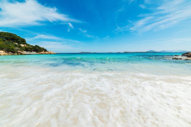 bulutlar Capriccioli beach üzerinde