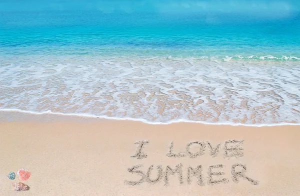 Eu amo verão escrito em uma praia tropical — Fotografia de Stock