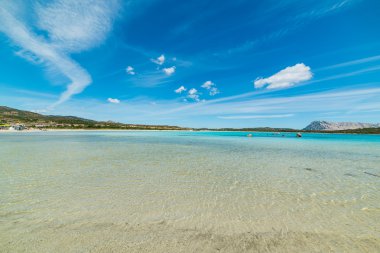 Lu Impostu plaj üzerinde beyaz bulutlar