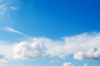 yumuşak bulutlar ve mavi gökyüzü