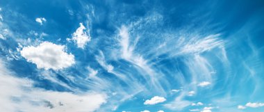 Bulutlu mavi gökyüzü