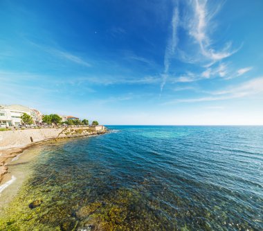 Alghero kıyı şeridi mavi denizlerde