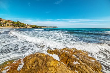 İtalya 'nın Piccolo Pevero plajında dalgalı deniz