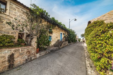 dar bir sokak üzerinde mavi gökyüzü 