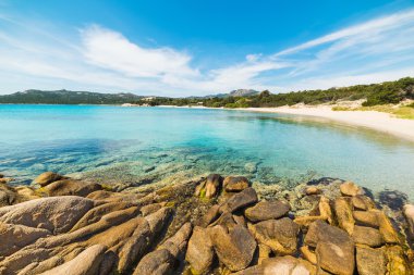 sarı taşlar mavi gökyüzü altında