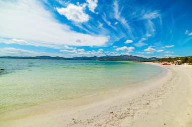 Puntaldia plaj üzerinde bulutlu gökyüzü