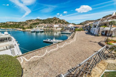 Bulutlu bir günde Poltu Quatu harbor