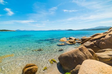 La Celvia içinde mavi gökyüzü altında sarı taş