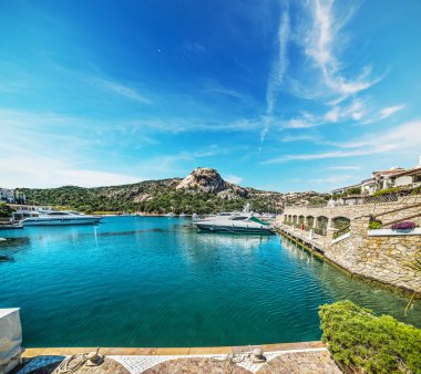 Poltu Quatu mavi gökyüzü altında