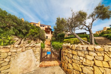 rustik evin bir bulutlu gökyüzü altında