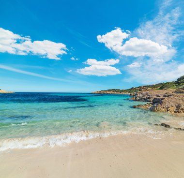 Cala Granu üzerinde mavi gökyüzü