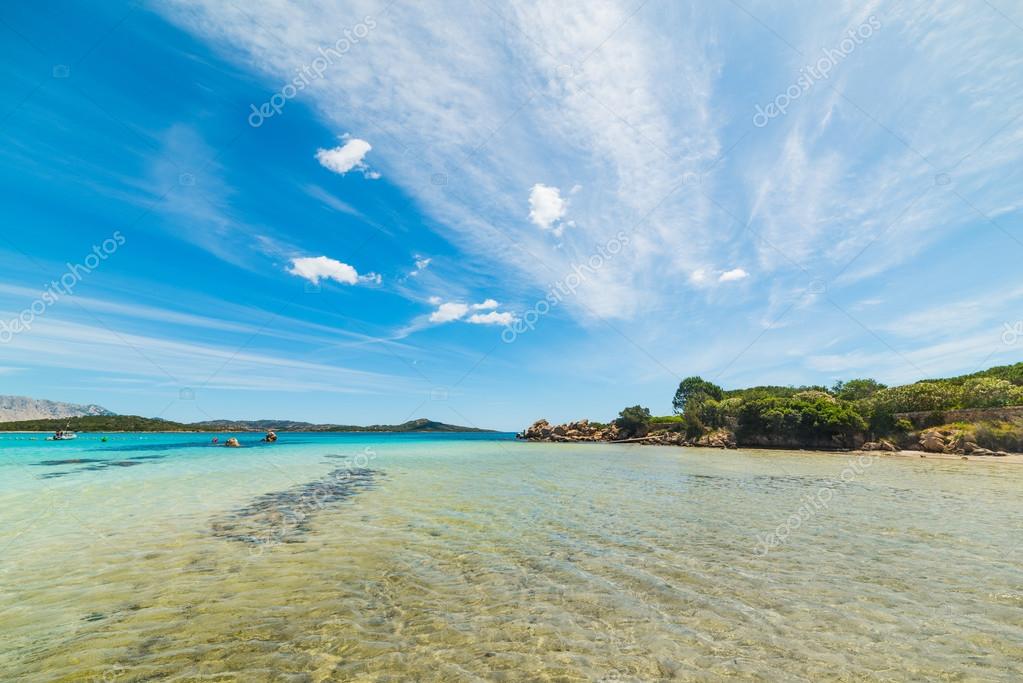 Spiaggia Di Lu Impostu In Una Giornata Limpida Foto Stock