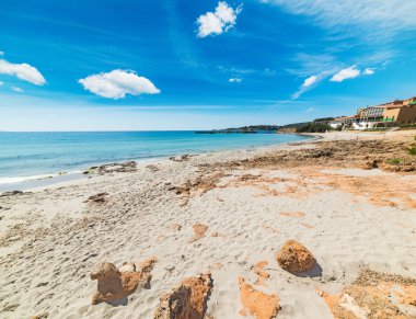 kayalar ve kum Le Bombarde Beach