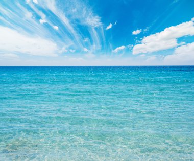 su turkuaz mavi gökyüzü altında