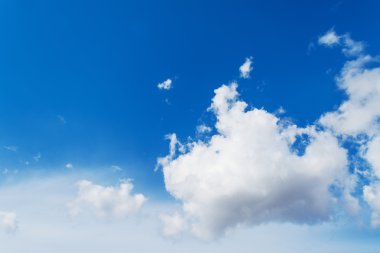 Yumuşak Bulutlu Mavi Gökyüzü