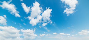 Yaz gökyüzü bulutlu