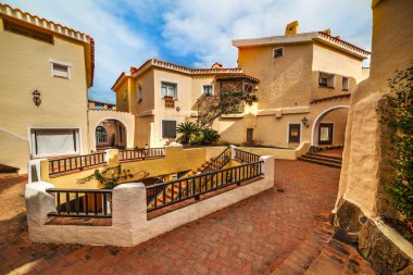 Porto Cervo sarı kare