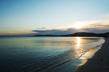 Alghero suların çekildiği kıyı renkli gün batımı